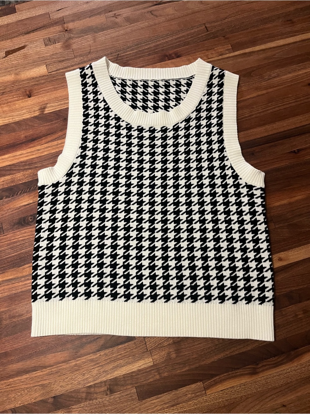 Sleeveless V-Neck Houndstooth Sweater in Black & White